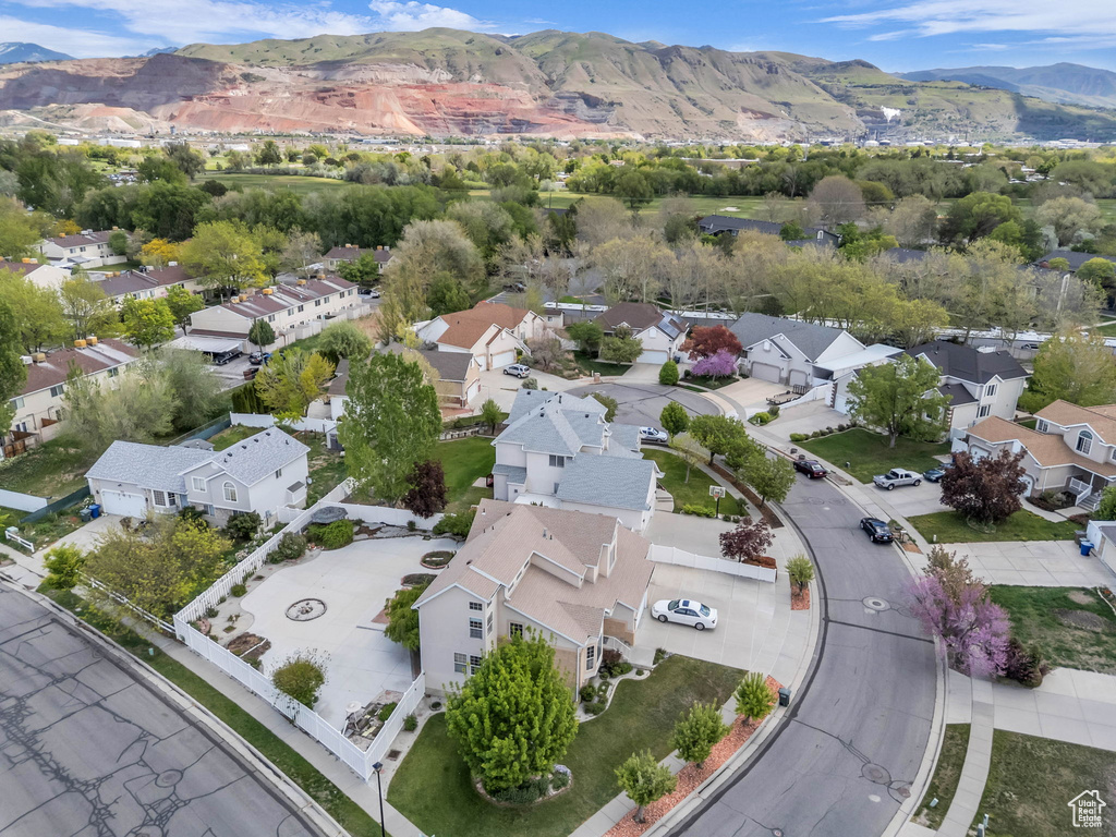 Bird\\\\\\\'s eye view featuring a residential view and a mountain view