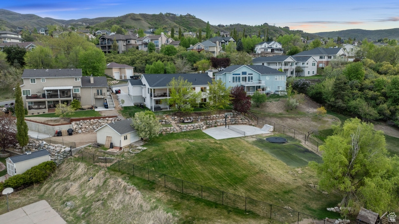 Bird\\\'s eye view with a residential view and a mountain view