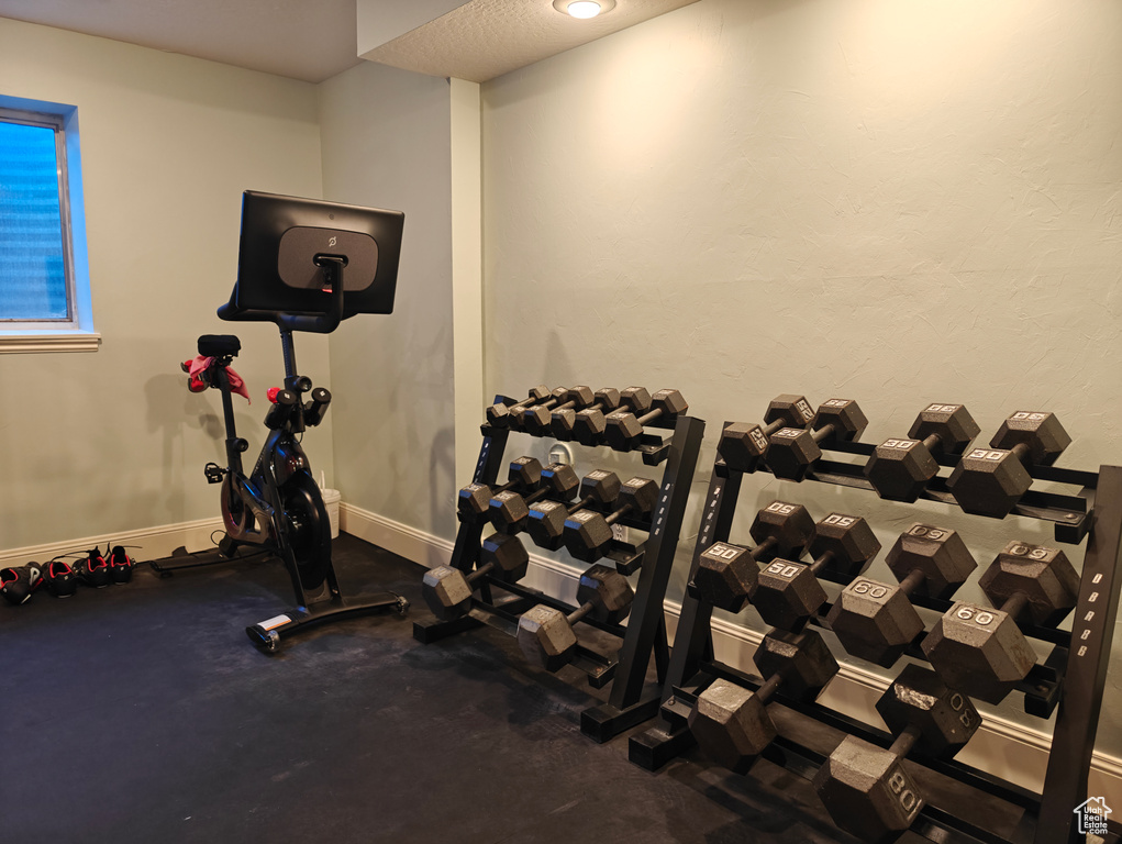 Exercise room with baseboards