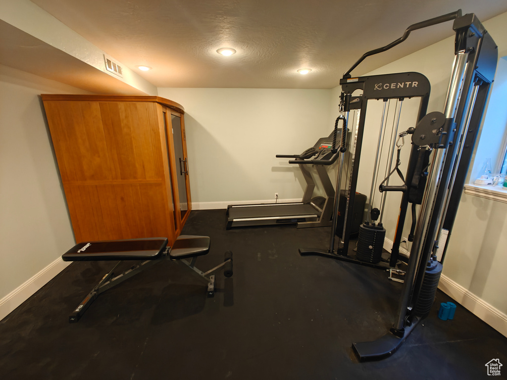 Workout room featuring visible vents, recessed lighting, baseboards, and a textured ceiling