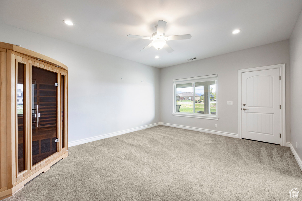 Carpeted spare room with baseboards, a ceiling fan, recessed lighting, and visible vents