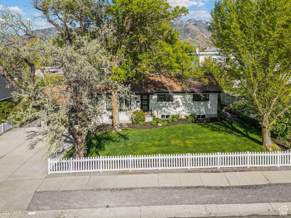View of front facade with a front lawn, a fenced front yard, and a mountain view