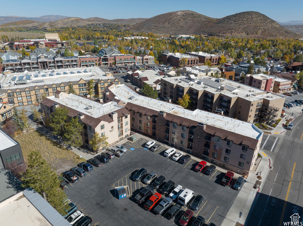 Bird\'s eye view with a mountain view