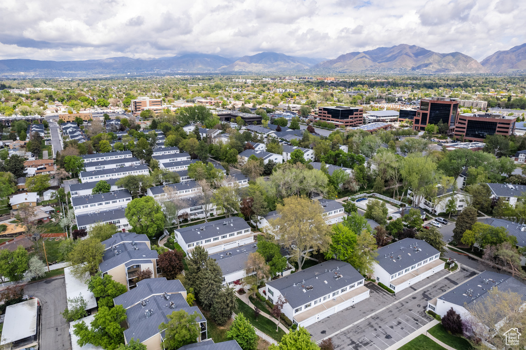 Aerial view with a mountain view