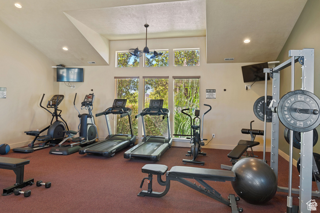 Exercise room with visible vents, baseboards, and recessed lighting