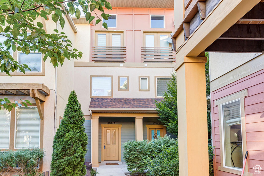 View of exterior entry with stucco siding