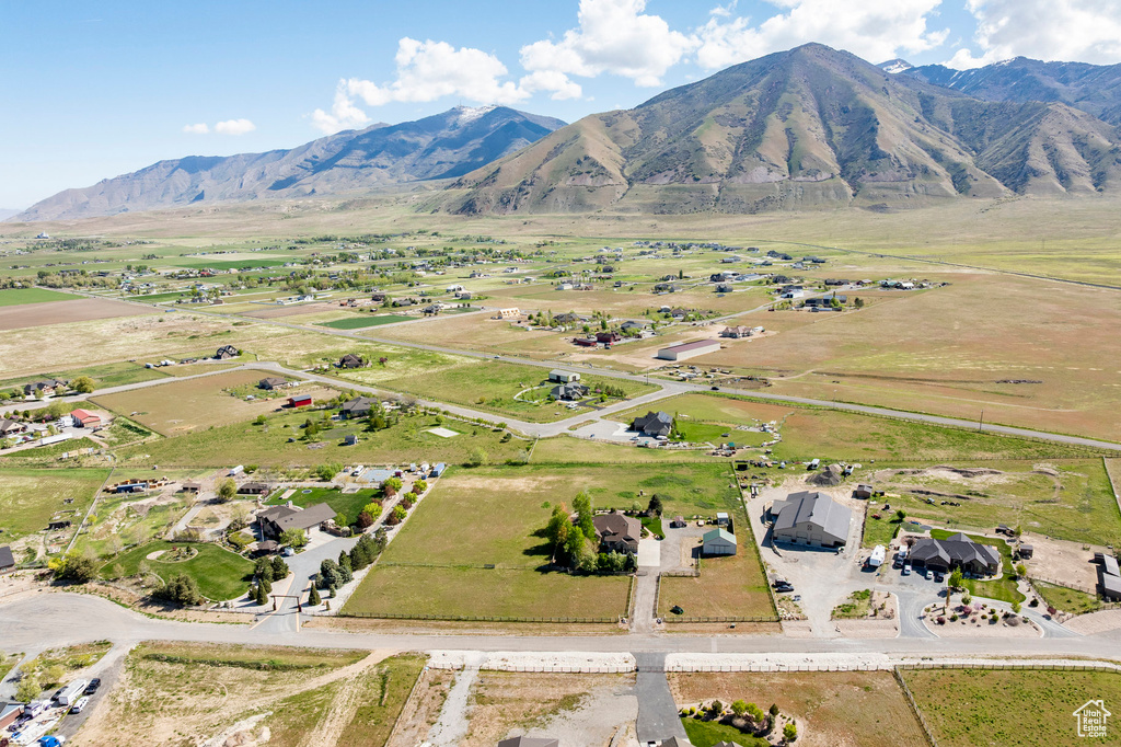 Aerial view with a mountain view