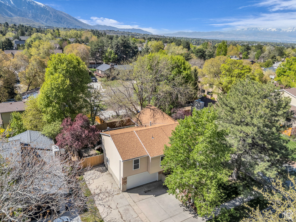 Birds eye view of property featuring a mountain view