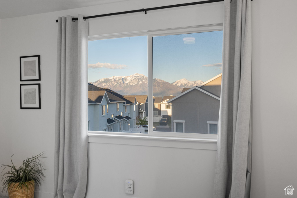 Details featuring a residential view and a mountain view
