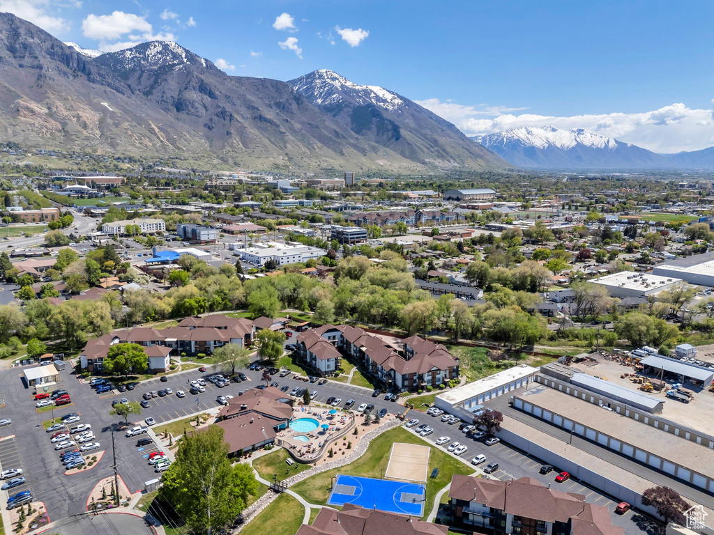 Birds eye view of property featuring a mountain view