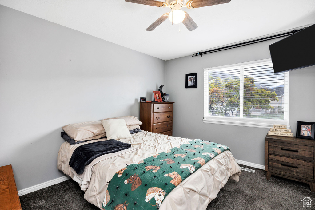 Bedroom featuring baseboards, visible vents, ceiling fan, and carpet