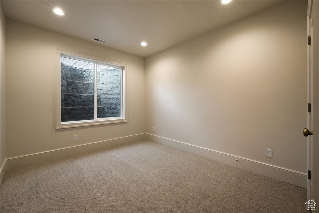 Carpeted spare room with baseboards, recessed lighting, and visible vents