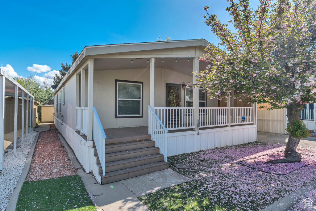 Manufactured / mobile home featuring a porch