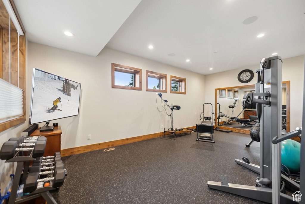 Exercise area with visible vents, recessed lighting, and baseboards