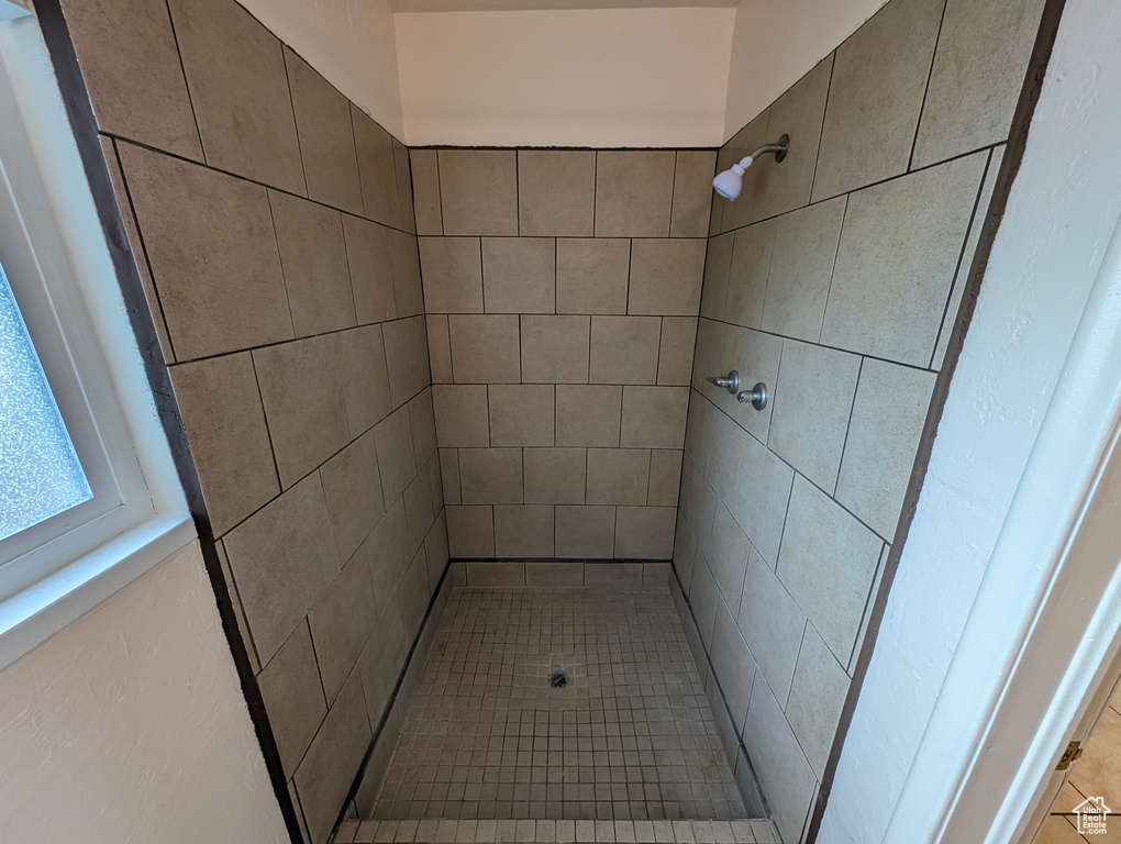 Bathroom featuring tiled shower