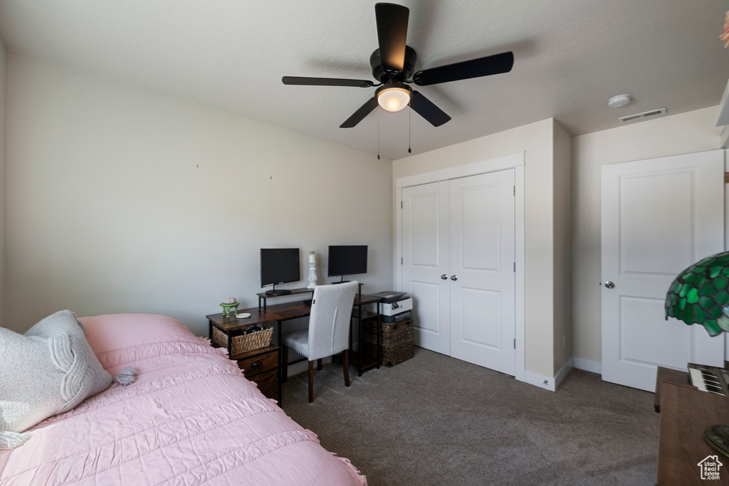 Bedroom featuring ceiling fan, carpet floors, baseboards, visible vents, and a closet