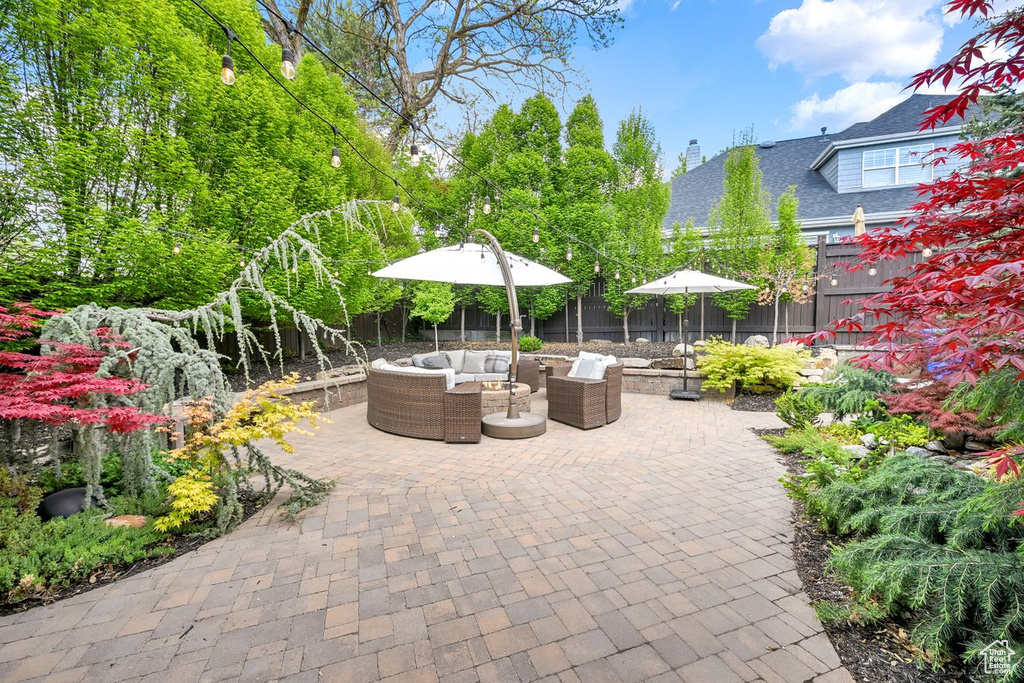 View of patio / terrace featuring outdoor lounge area and a fenced backyard