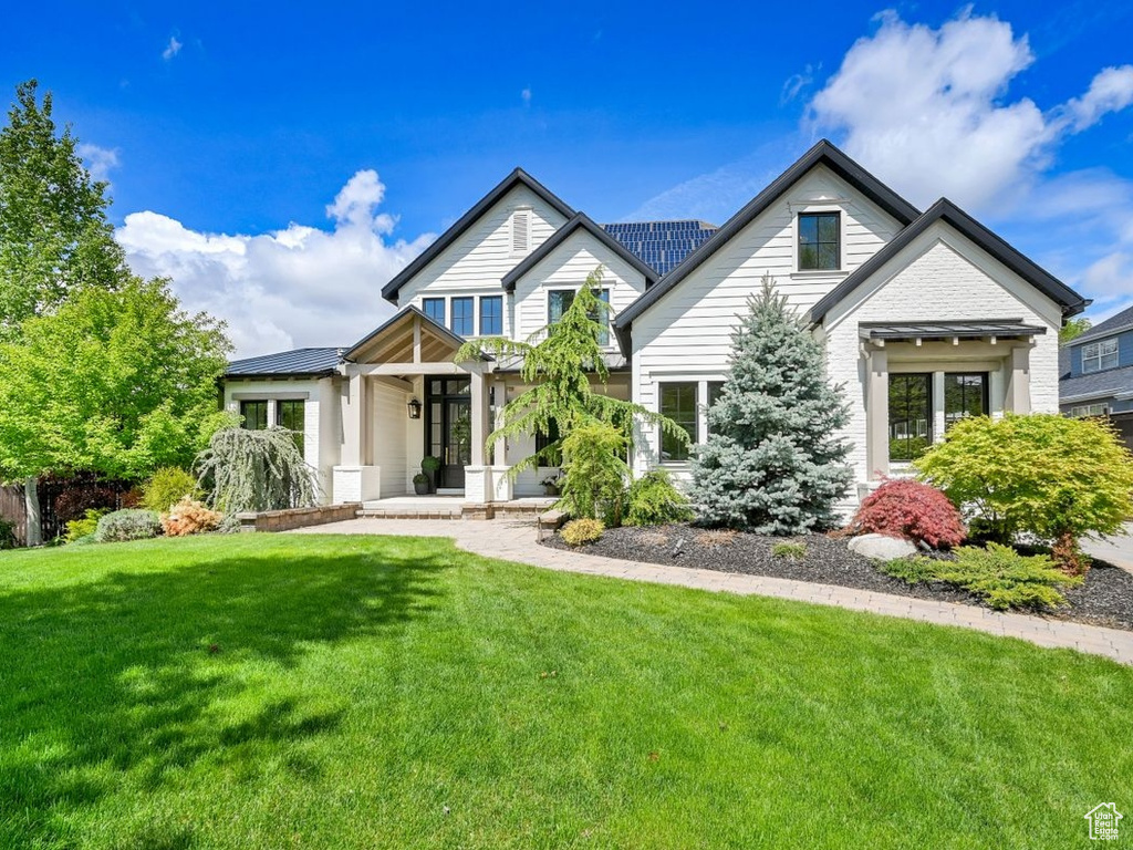 Craftsman-style home featuring fence and a front lawn
