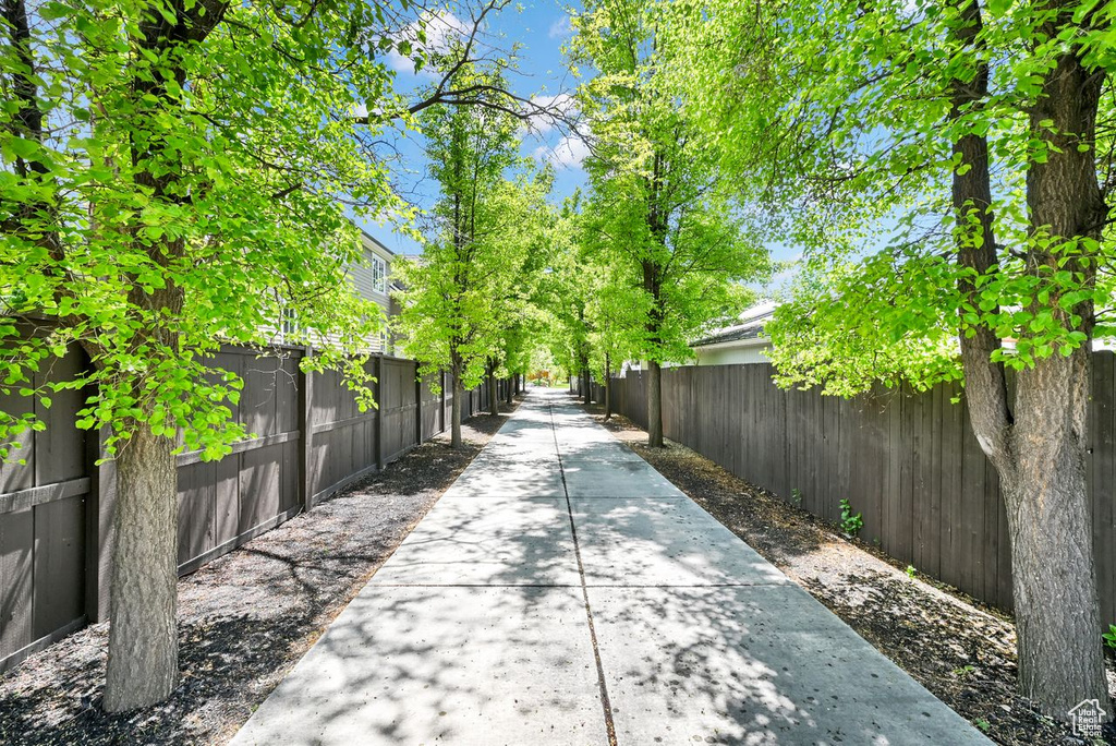 Surrounding community with fence private yard