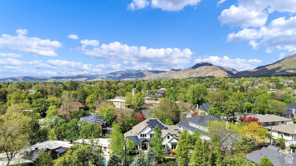 Bird\\\'s eye view with a residential view and a mountain view