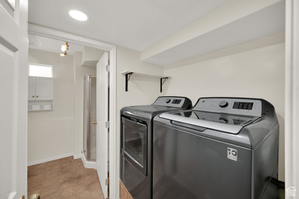 Laundry room with independent washer and dryer, recessed lighting, laundry area, and baseboards