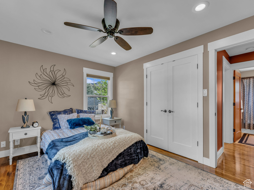 Bedroom featuring a ceiling fan, wood finished floors, baseboards, a closet, and recessed lighting