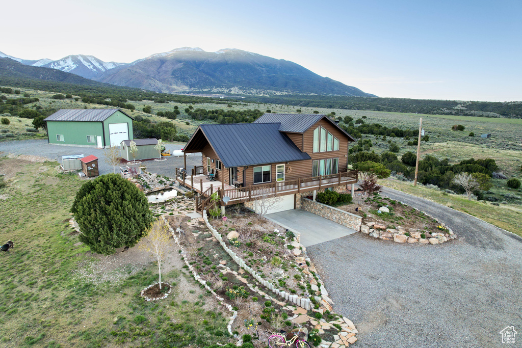 Bird\\\'s eye view with a mountain view