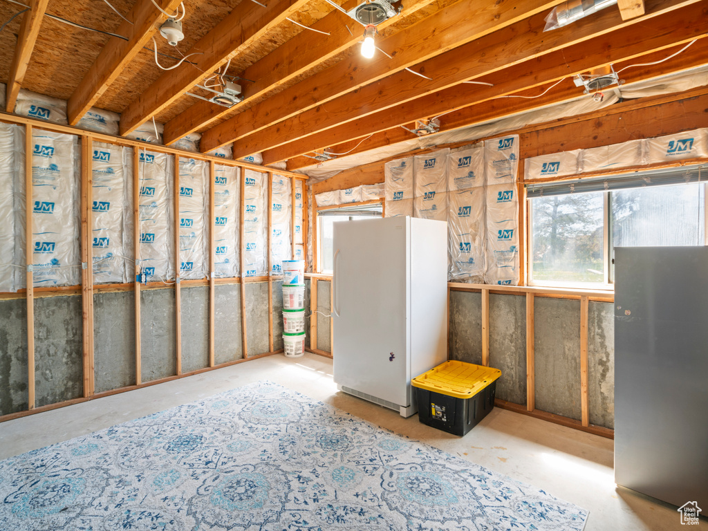 Basement with freestanding refrigerator