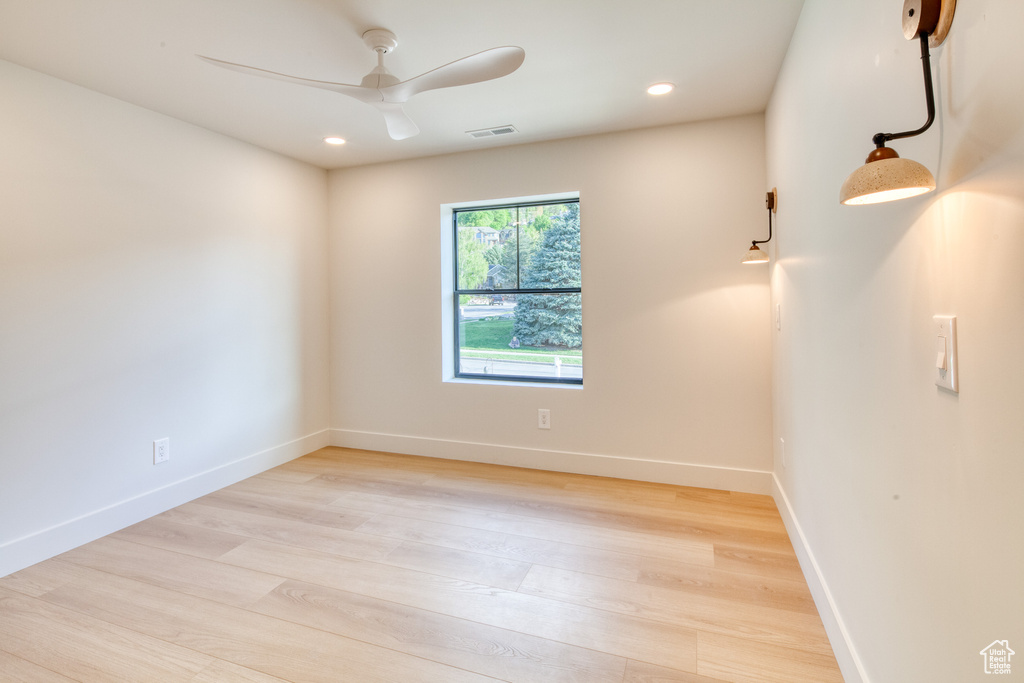 Unfurnished room featuring light wood-style floors, ceiling fan, recessed lighting, and visible vents