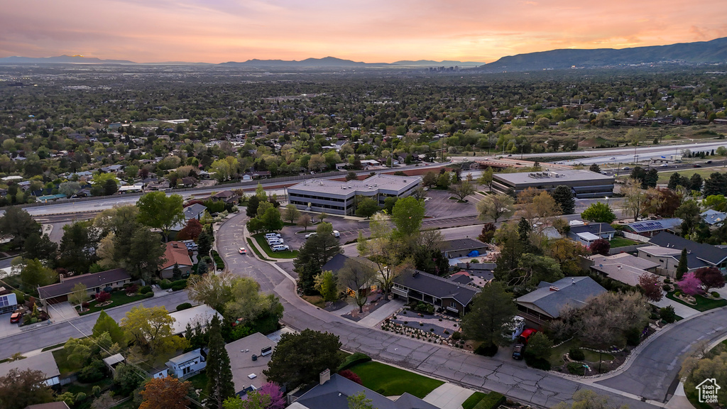 Bird\'s eye view with a mountain view