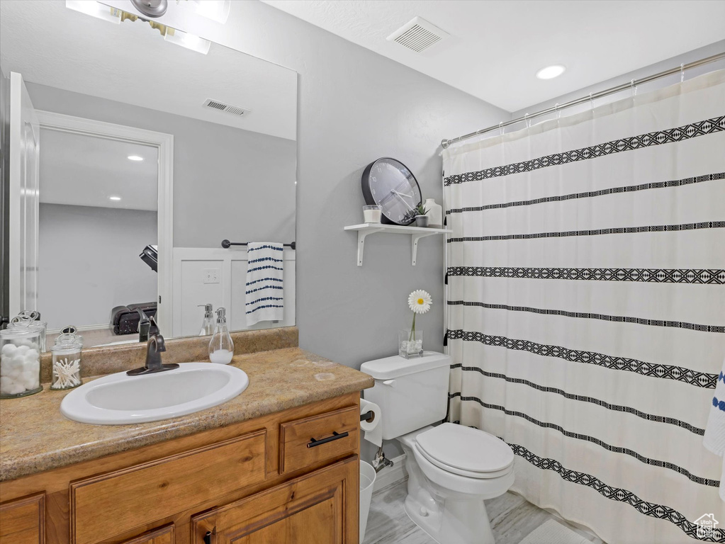 Full bath featuring toilet, visible vents, ensuite bathroom, and vanity
