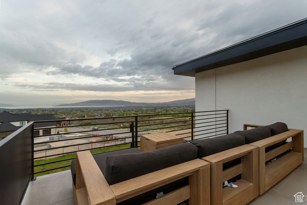 Balcony with a mountain view and an outdoor living space
