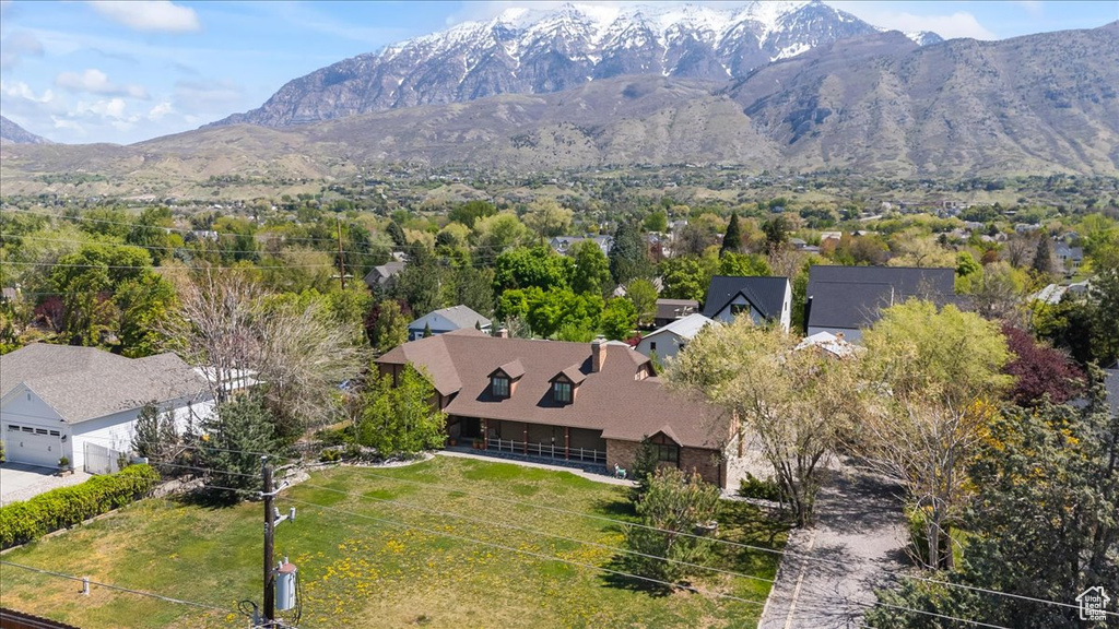 Drone / aerial view featuring a mountain view