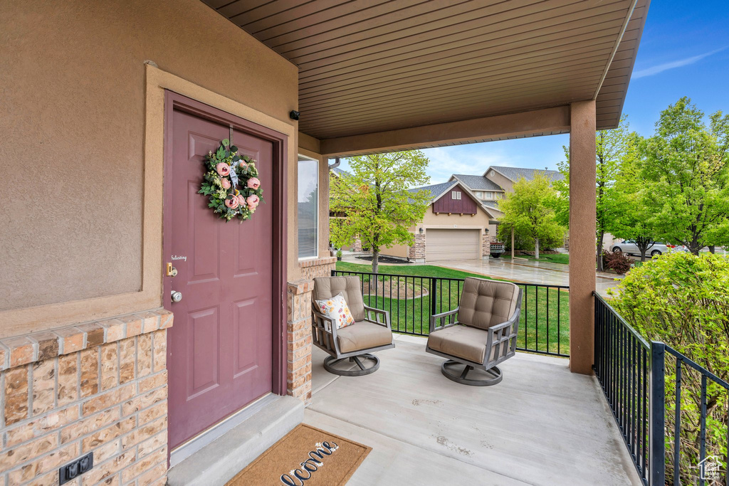 Entrance to property with a porch and stucco siding