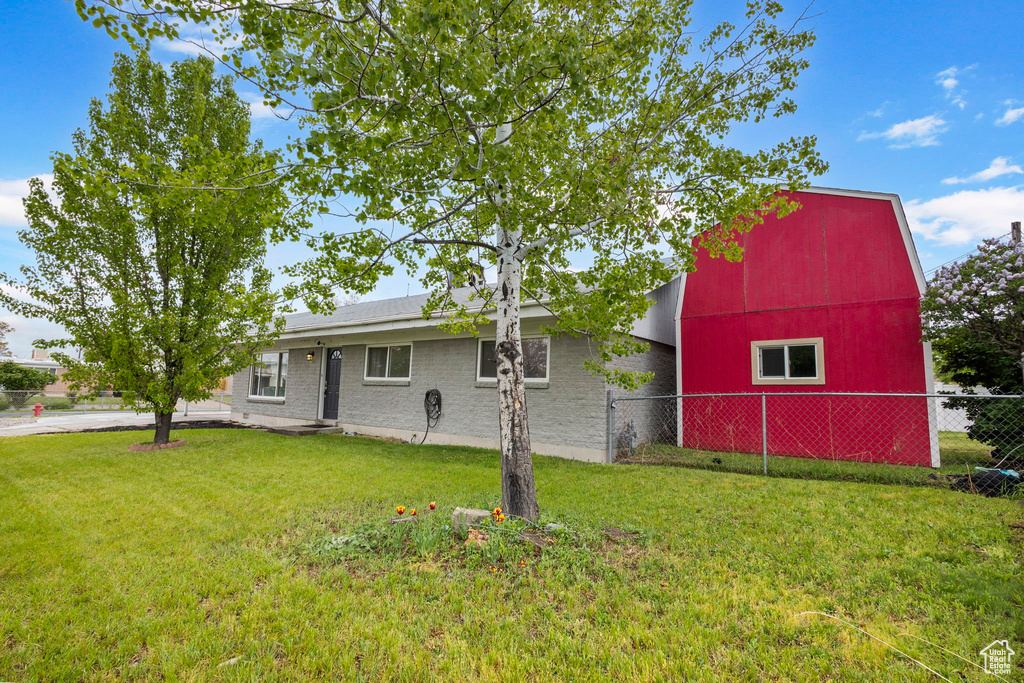Ranch-style house featuring fence and a front yard