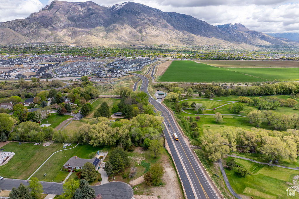 Aerial view with a mountain view