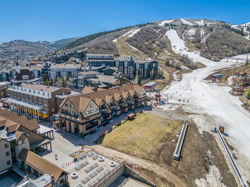 Birds eye view of property featuring a mountain view
