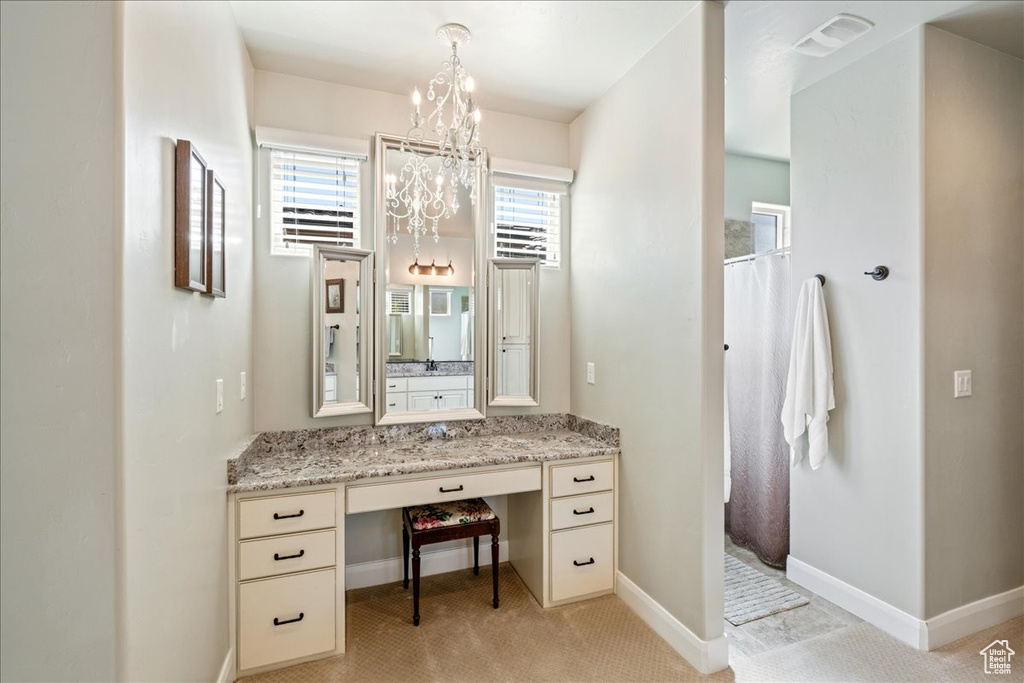 Full bathroom featuring vanity, a chandelier, a shower with shower curtain, baseboards, and visible vents