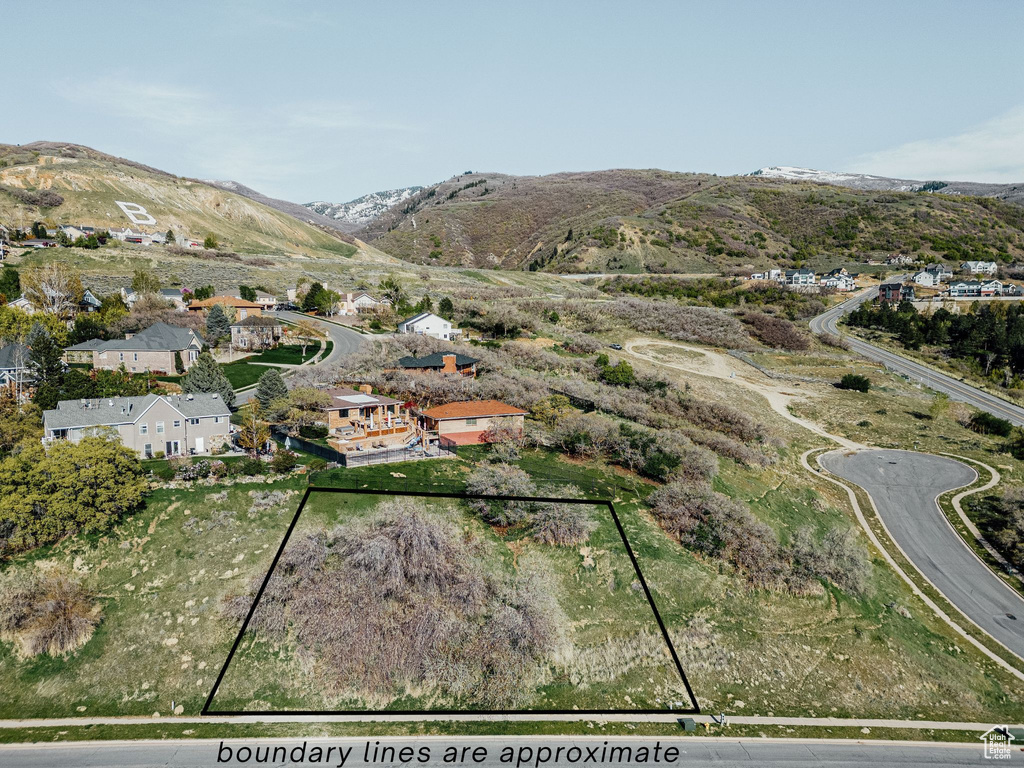 Aerial view with a mountain view