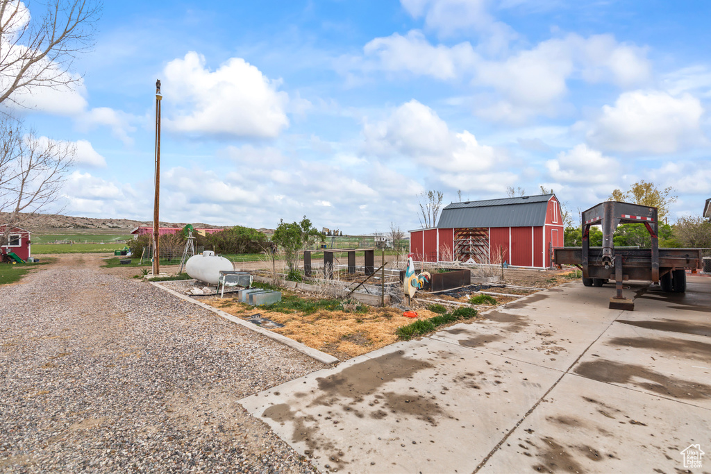 View of yard with an outbuilding