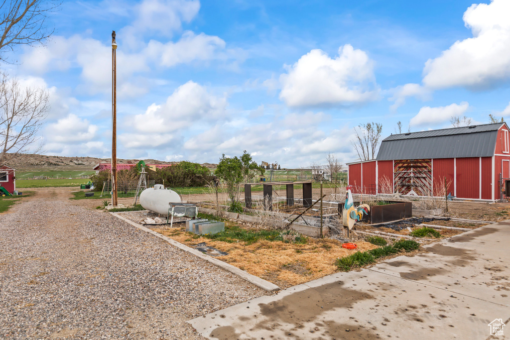 View of yard with an outbuilding