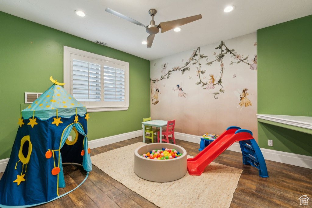 Playroom with baseboards, recessed lighting, wood finished floors, and visible vents