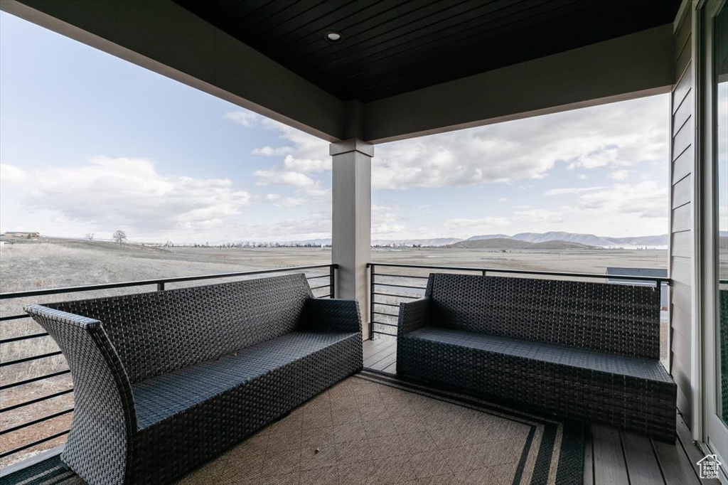 Balcony featuring a mountain view
