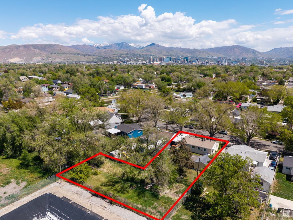 Birds eye view of property featuring a mountain view