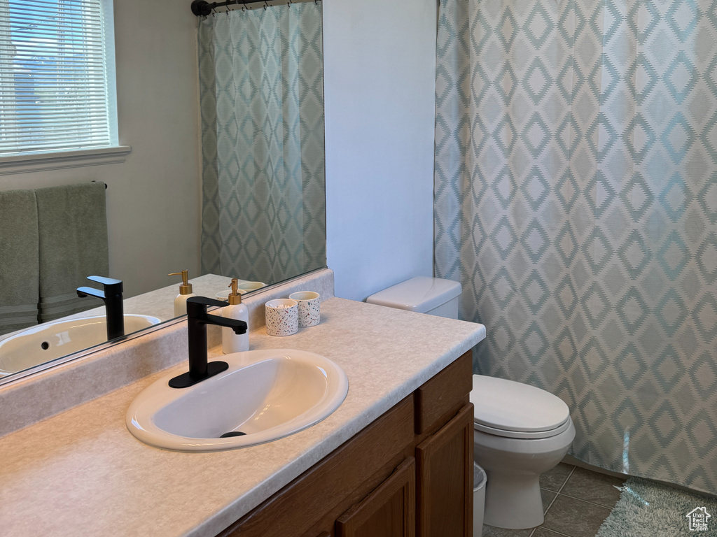 Full bathroom featuring vanity, a shower with curtain, toilet, and visible vents