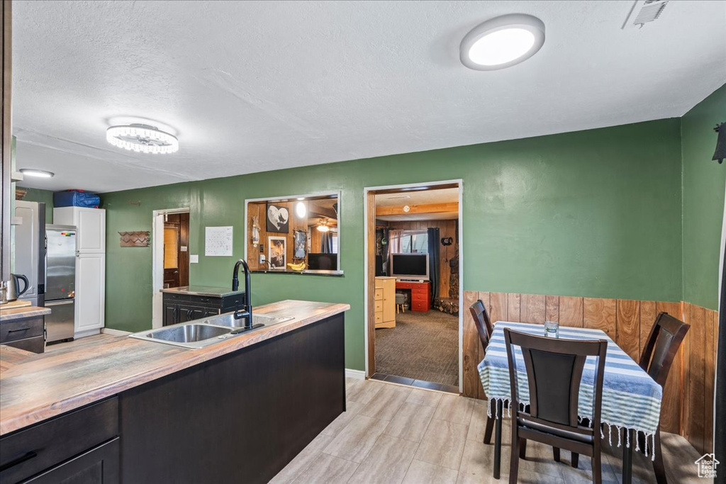 Interior space featuring visible vents and a sink