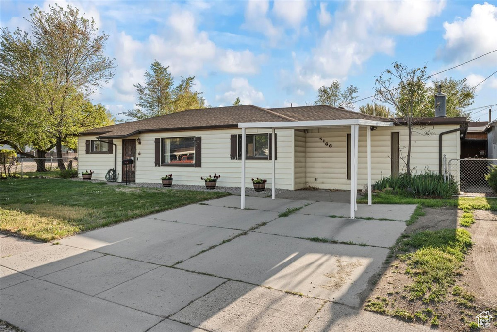 Single story home featuring fence and a front lawn