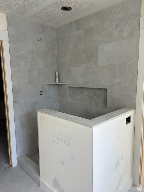 Bathroom featuring a tile shower