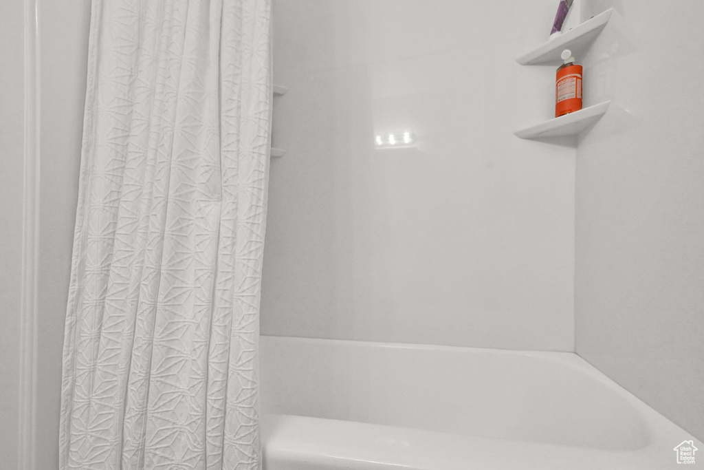 Full bath with a washtub