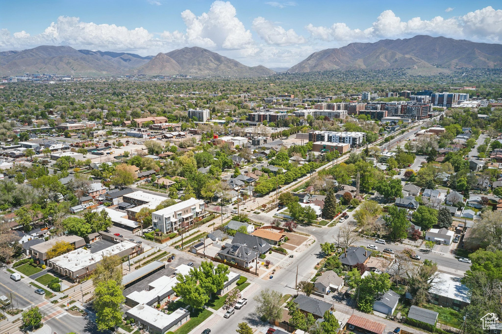 Aerial view with a mountain view